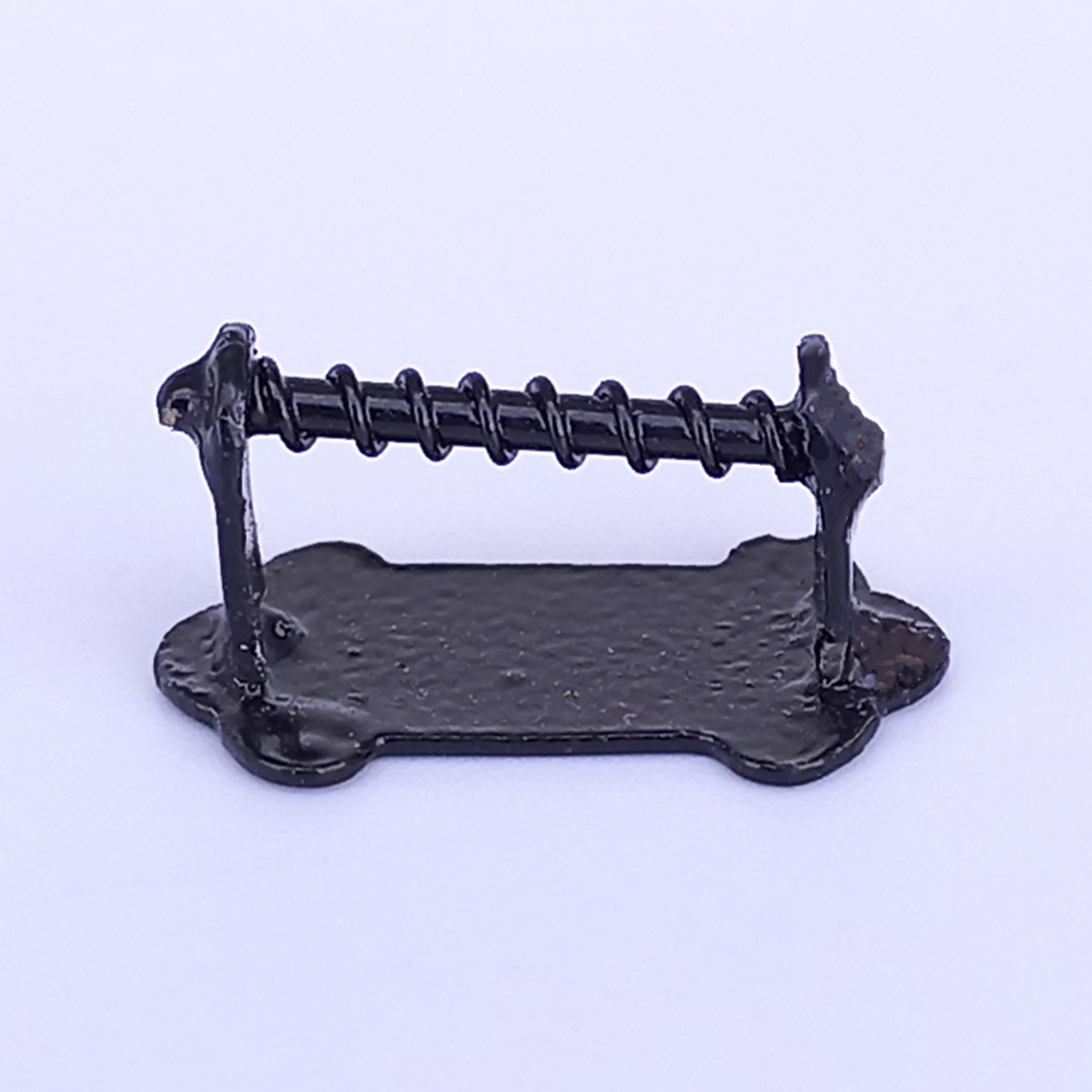 schwarzer, länglicher Türgriff aus Metall