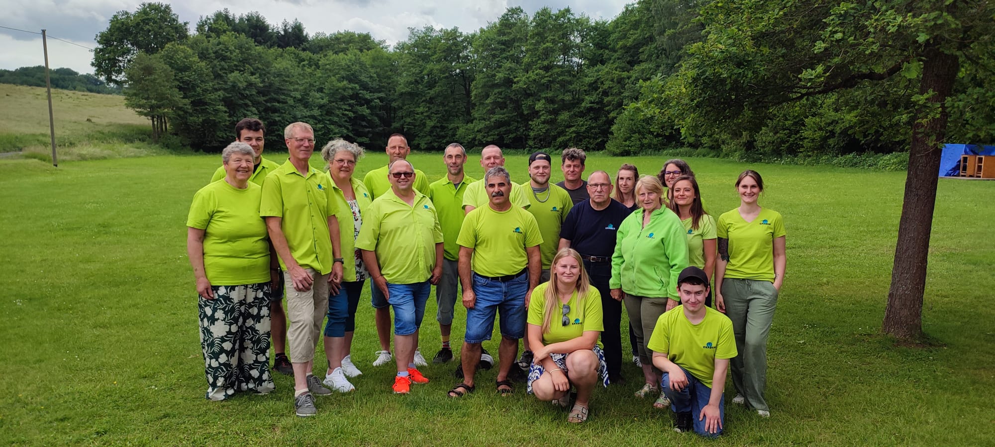 Gruppe, Personen, Outdoor, grüne Hemden, Teamaufnahme