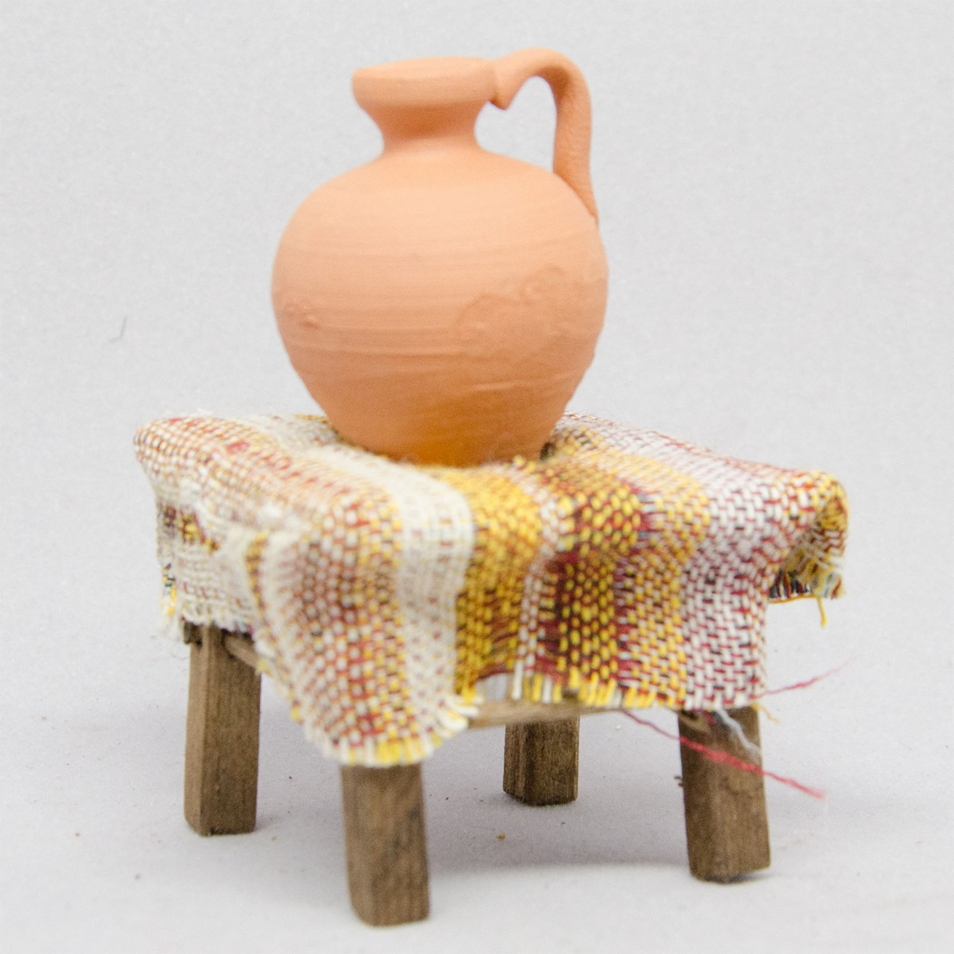 Hocker mit Decke und Krug Kunst, Kunsthandwerk, Stuhl, Mobiliar