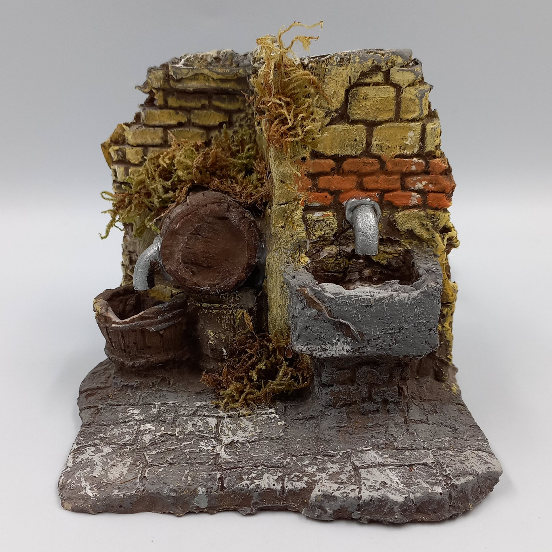 Brunnen mit Weinfass und Trog, inkl. Pumpe Backstein, Fels